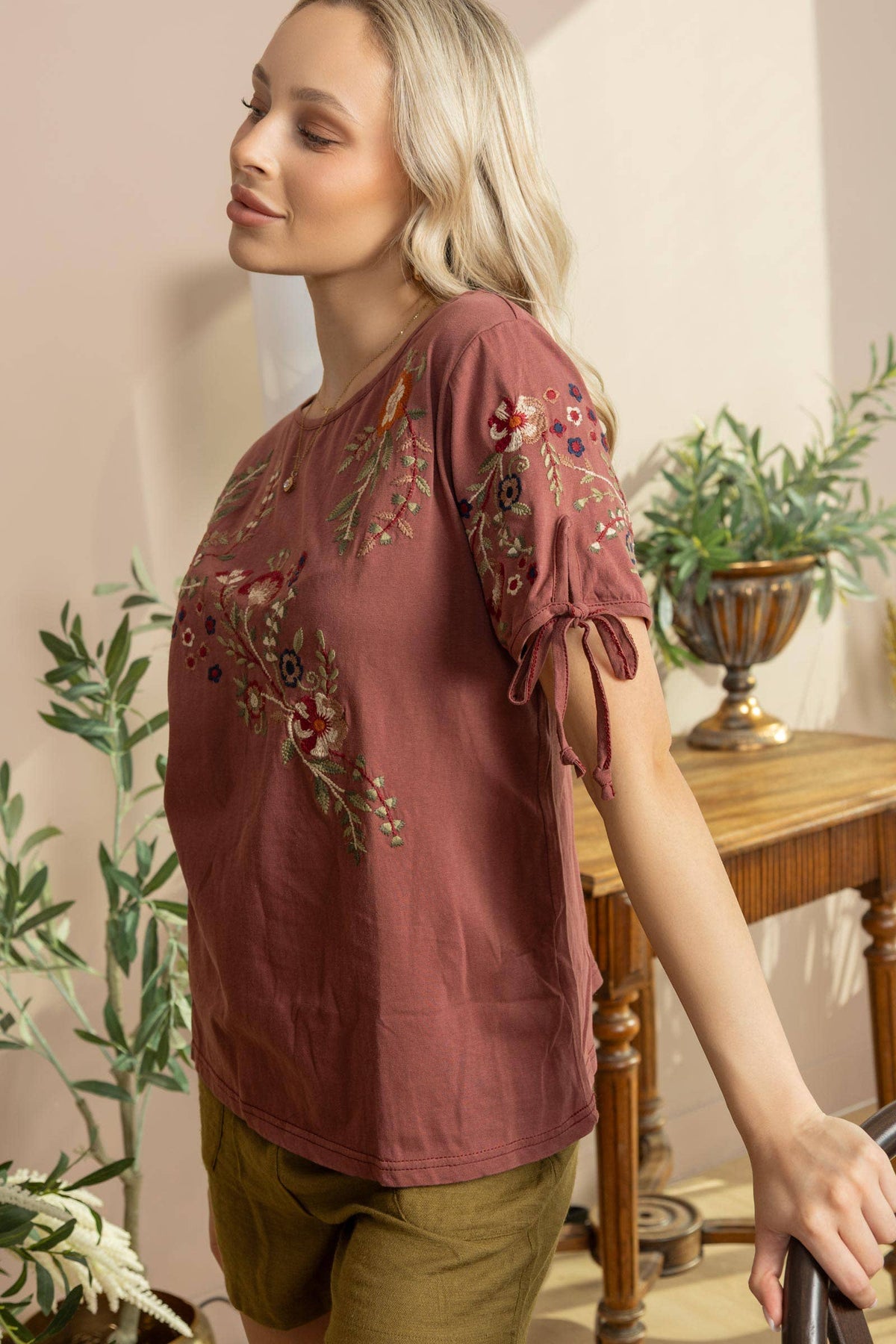 Embroidered top: short sleeve