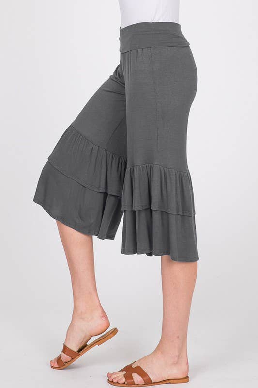 Cropped pants with ruffle