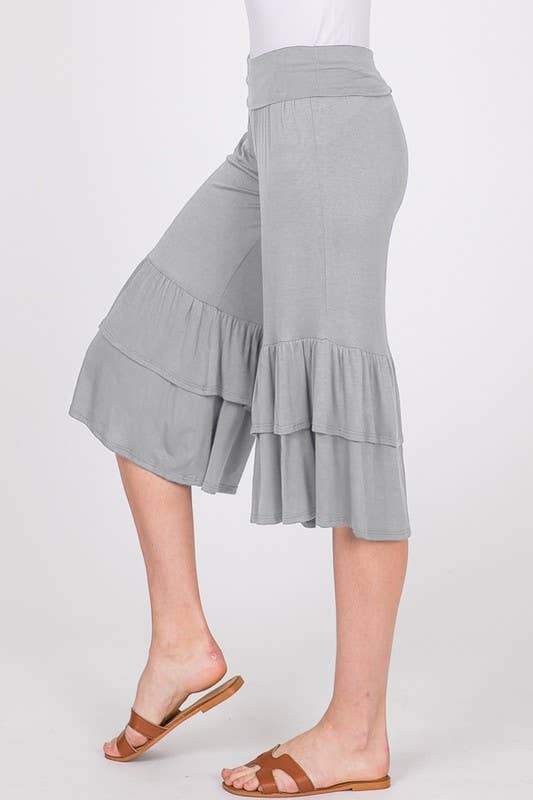 Cropped pants with ruffle
